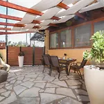 Apartment βeιιa With Private Garden Near